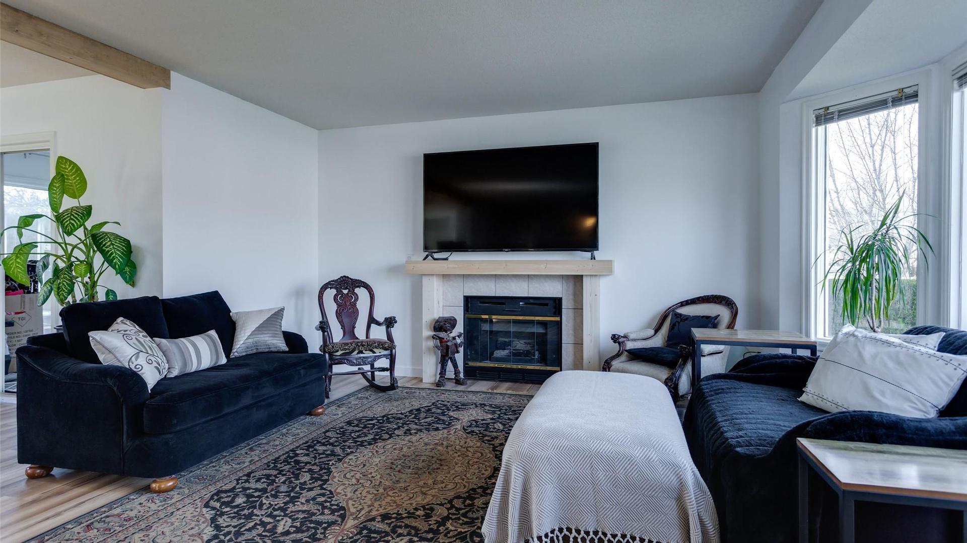 527-1255 Raymer Avenue, Kelowna, BC - Indoor With Fireplace
