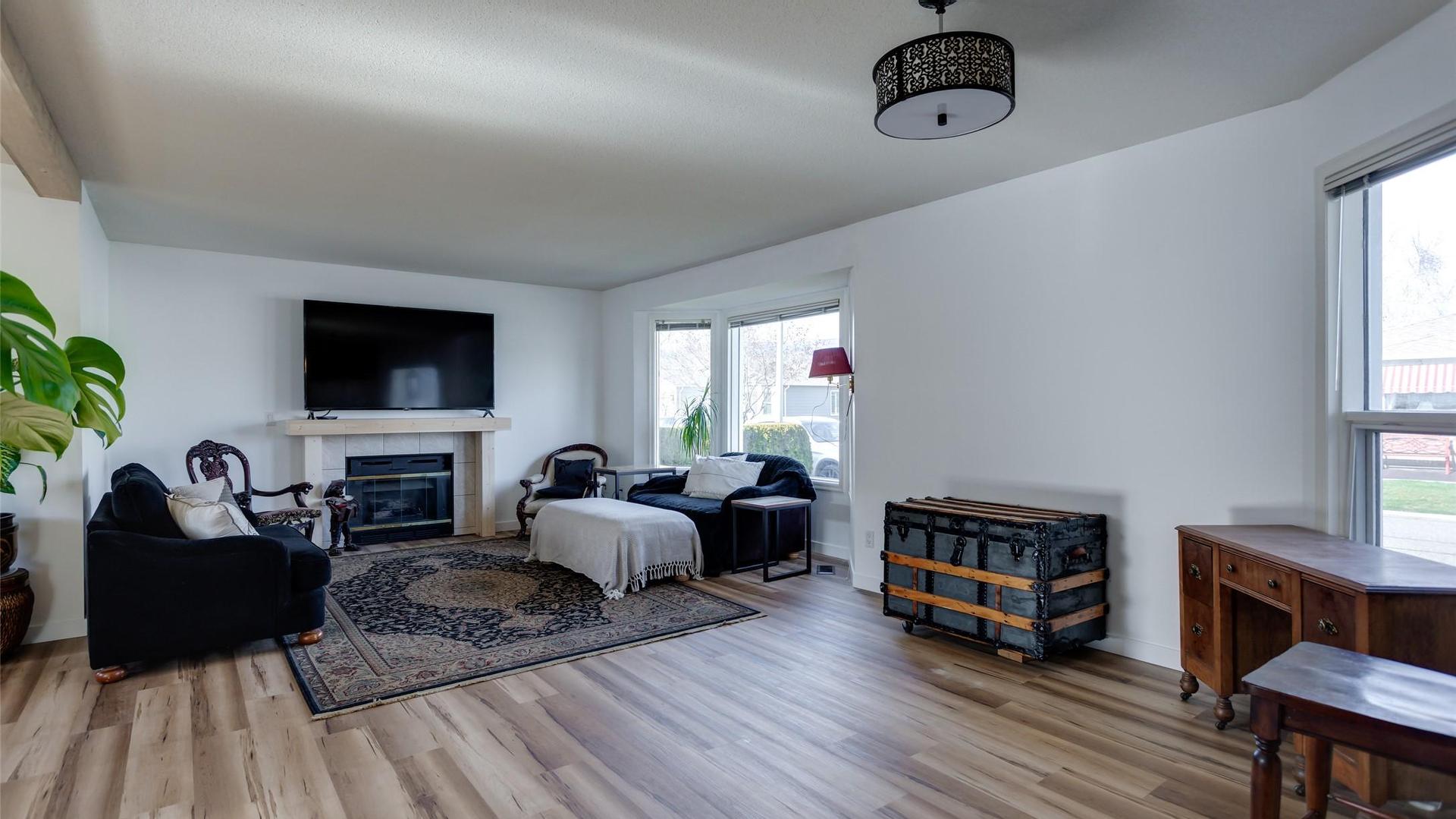 527-1255 Raymer Avenue, Kelowna, BC - Indoor Photo Showing Bedroom