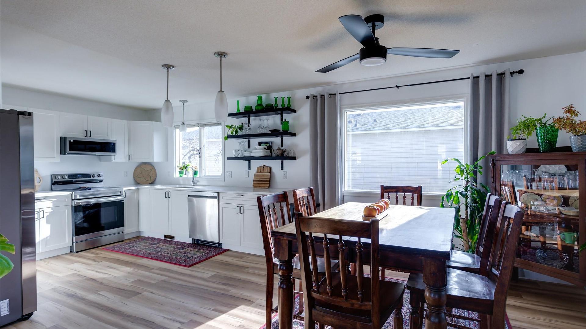527-1255 Raymer Avenue, Kelowna, BC - Indoor Photo Showing Dining Room