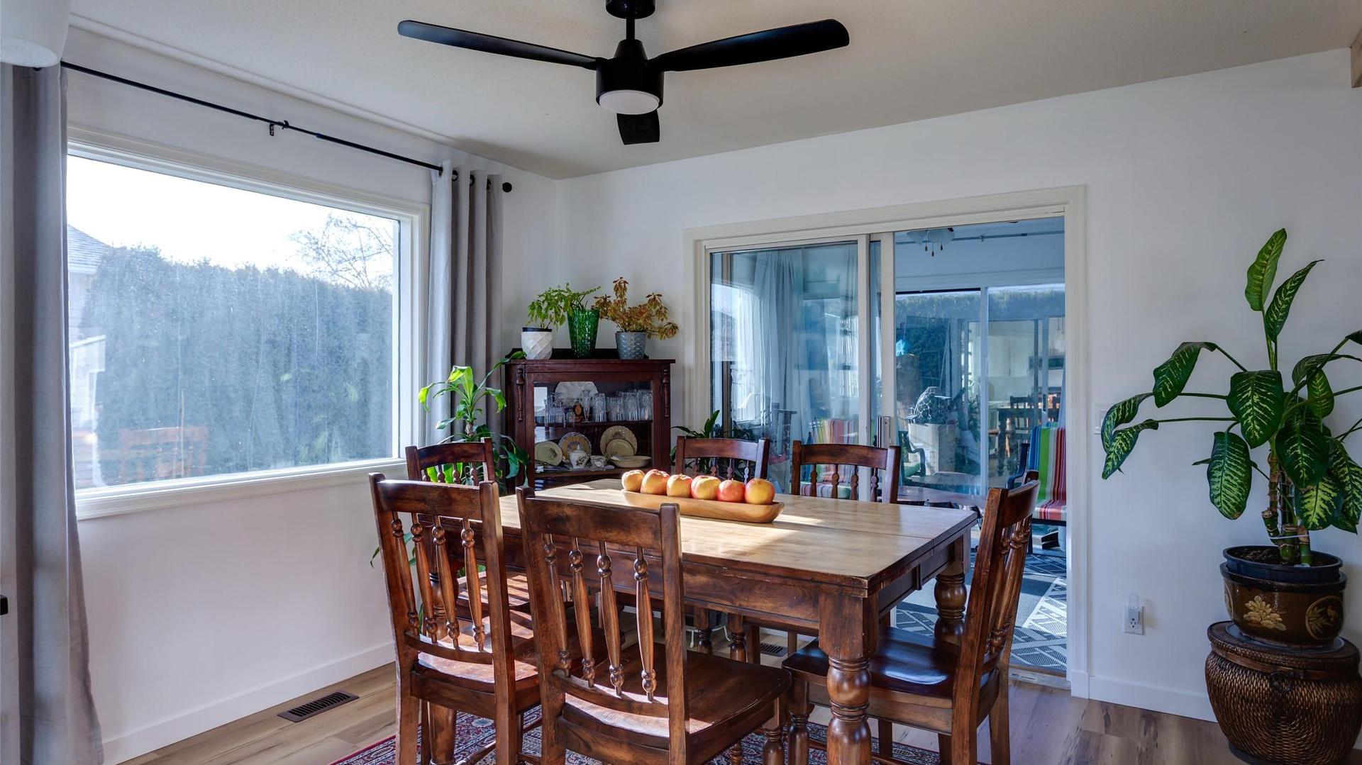 527-1255 Raymer Avenue, Kelowna, BC - Indoor Photo Showing Dining Room