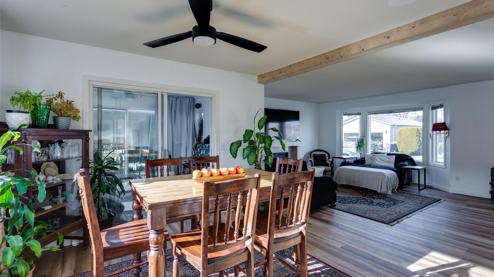 527-1255 Raymer Avenue, Kelowna, BC - Indoor Photo Showing Living Room With Fireplace