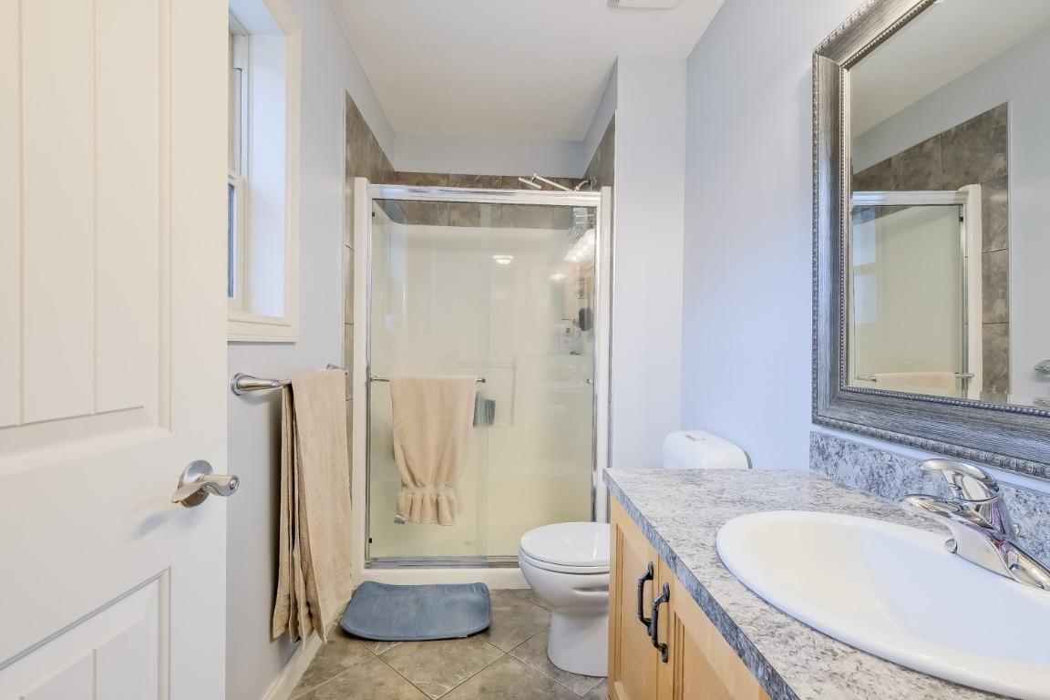 1410 Kendra Court, Kelowna, BC - Indoor Photo Showing Bathroom