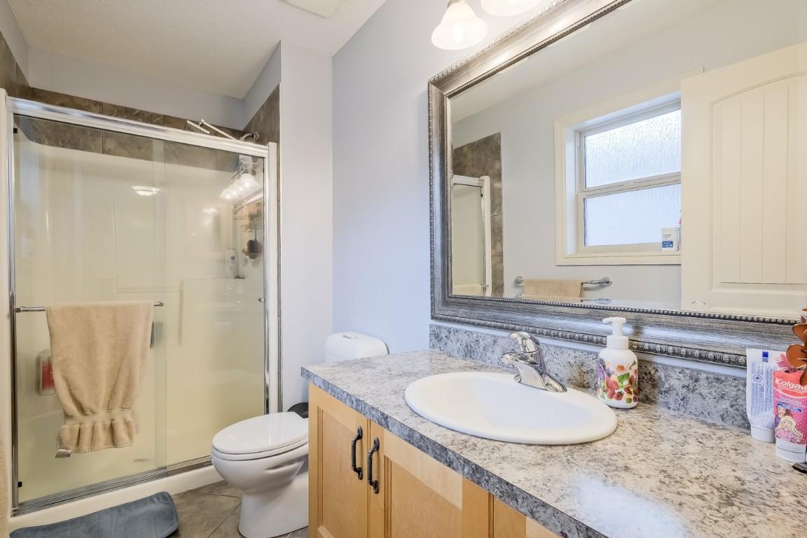 1410 Kendra Court, Kelowna, BC - Indoor Photo Showing Bathroom