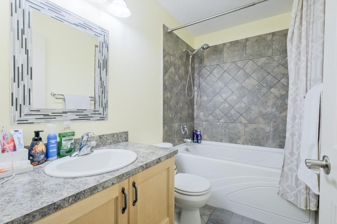 1410 Kendra Court, Kelowna, BC - Indoor Photo Showing Bathroom