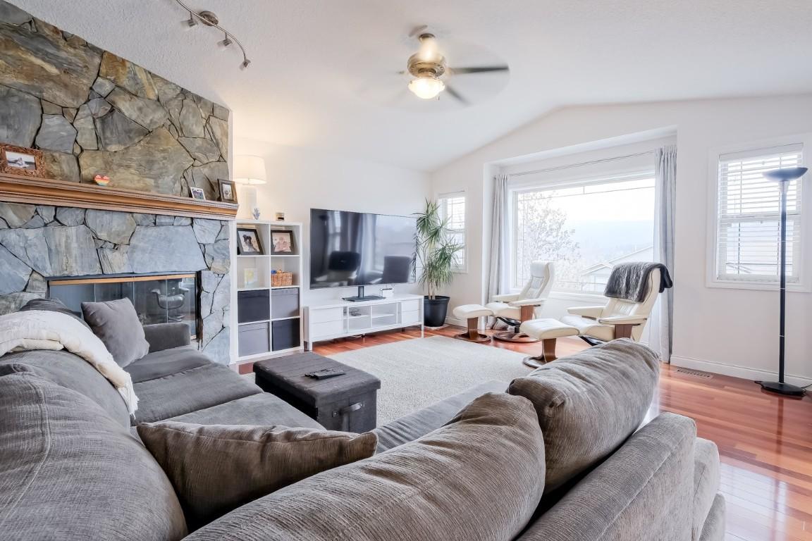 1410 Kendra Court, Kelowna, BC - Indoor Photo Showing Living Room With Fireplace