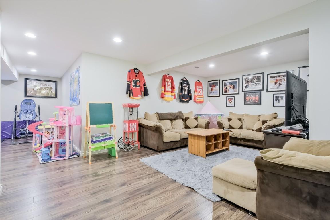1410 Kendra Court, Kelowna, BC - Indoor Photo Showing Living Room