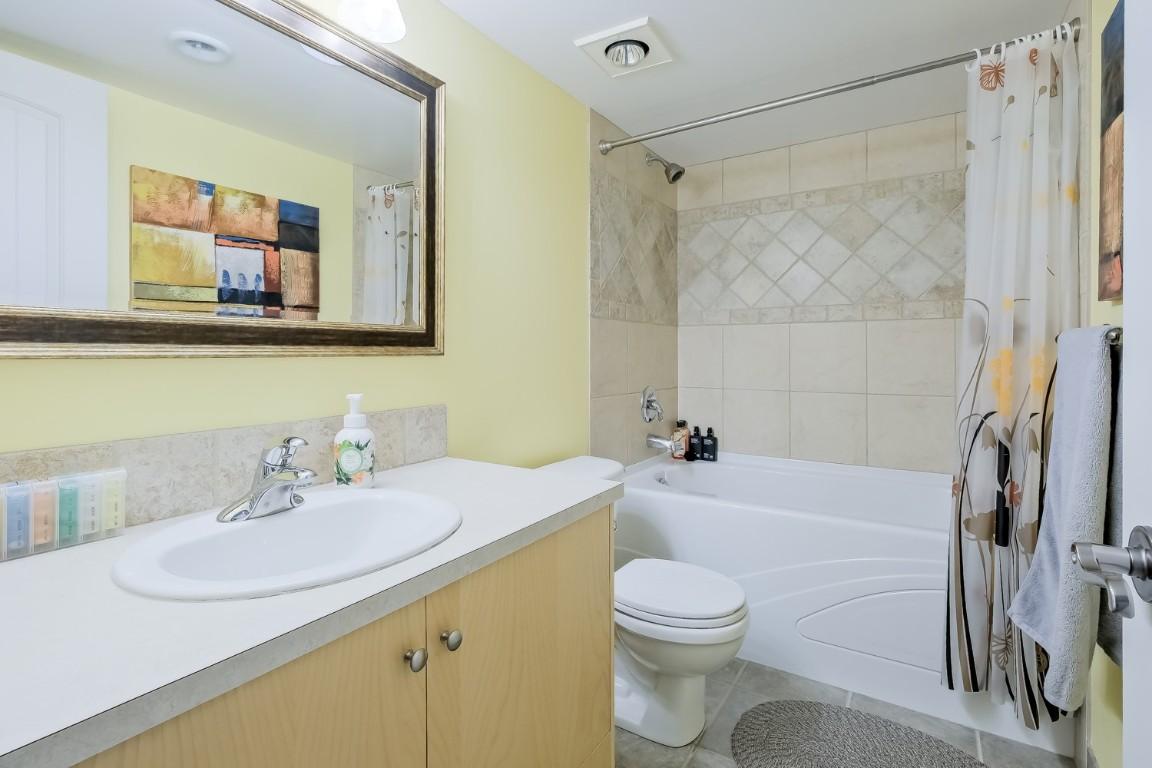 1410 Kendra Court, Kelowna, BC - Indoor Photo Showing Bathroom