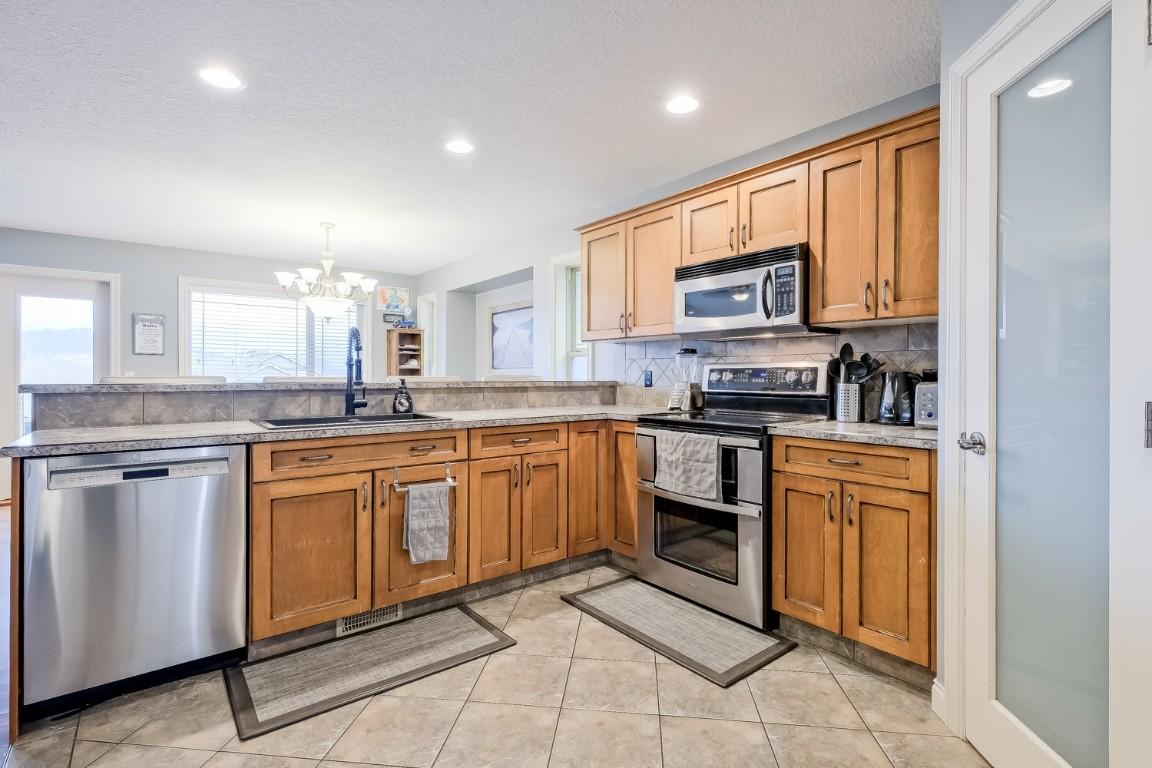 1410 Kendra Court, Kelowna, BC - Indoor Photo Showing Kitchen