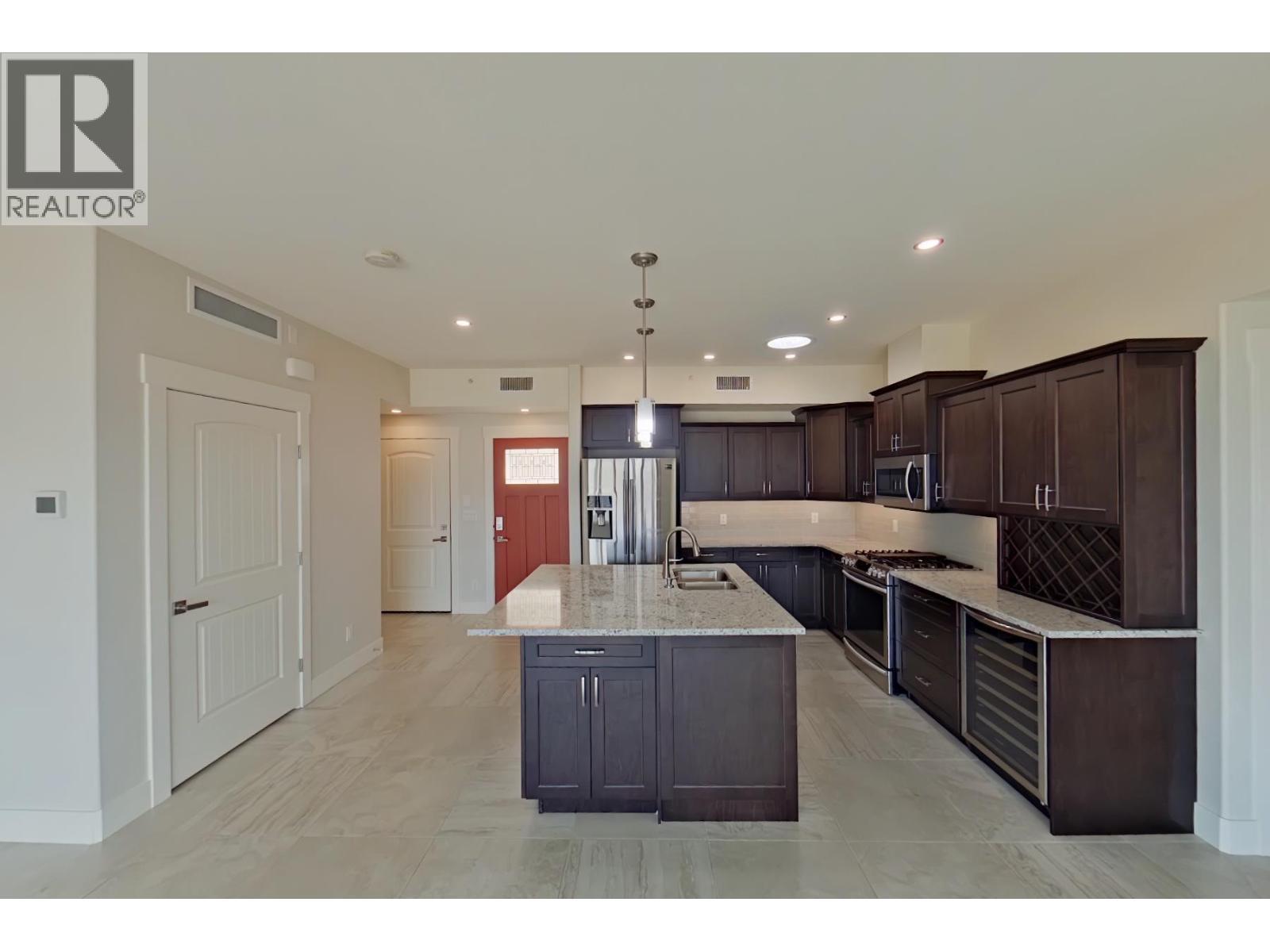 2000 Valleyview Drive Unit# 33, Osoyoos, BC - Indoor Photo Showing Kitchen With Double Sink With Upgraded Kitchen