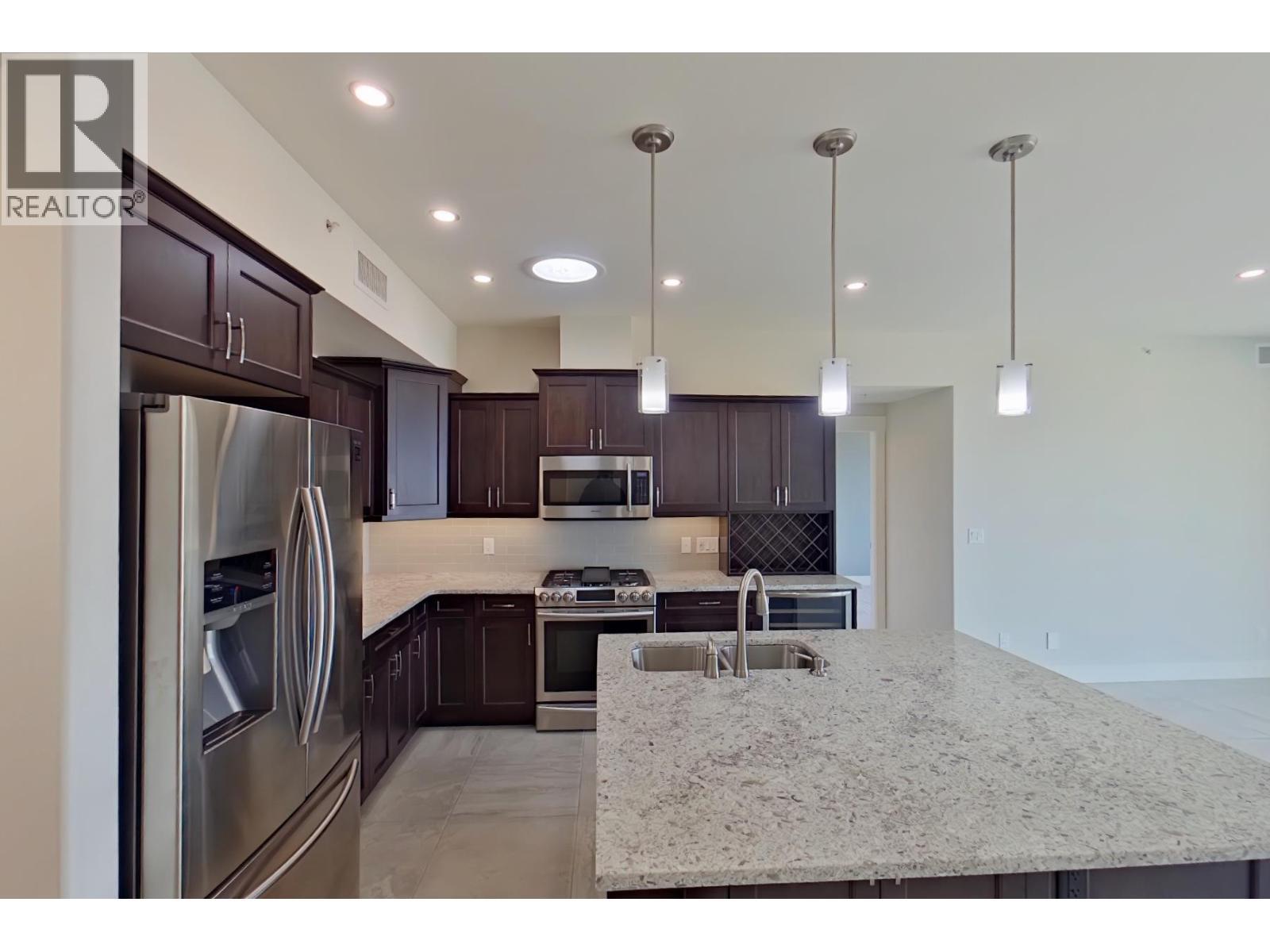 2000 Valleyview Drive Unit# 33, Osoyoos, BC - Indoor Photo Showing Kitchen With Double Sink With Upgraded Kitchen