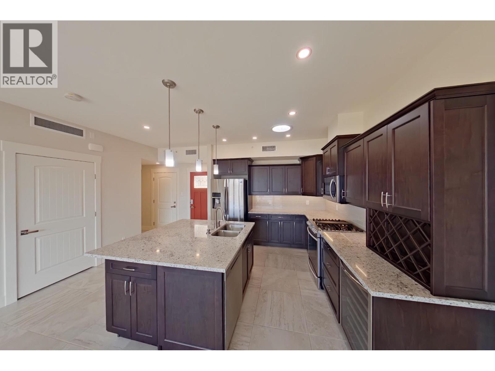 2000 Valleyview Drive Unit# 33, Osoyoos, BC - Indoor Photo Showing Kitchen With Upgraded Kitchen