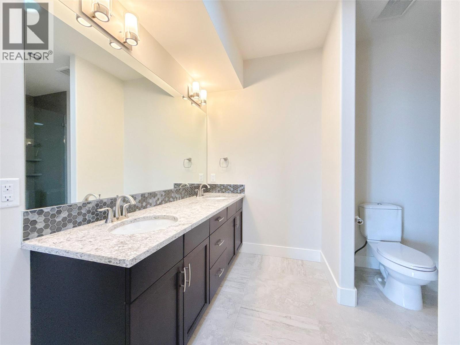 2000 Valleyview Drive Unit# 33, Osoyoos, BC - Indoor Photo Showing Bathroom