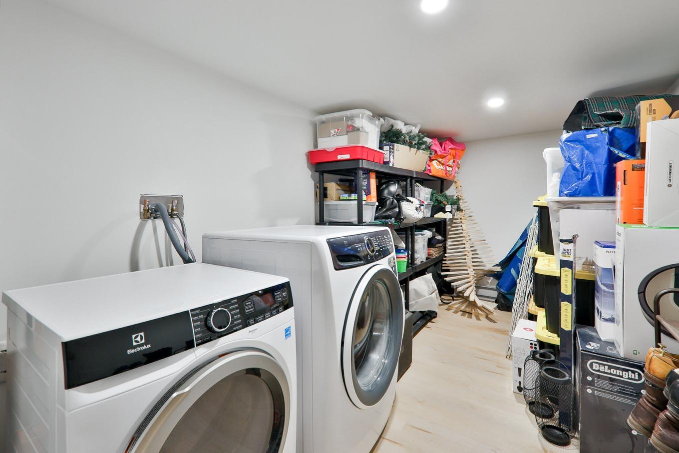 Bathroom - 7823 Rue St-Dominique, Montréal (Villeray/Saint-Michel/Parc-Extension), QC - Indoor Photo Showing Laundry Room