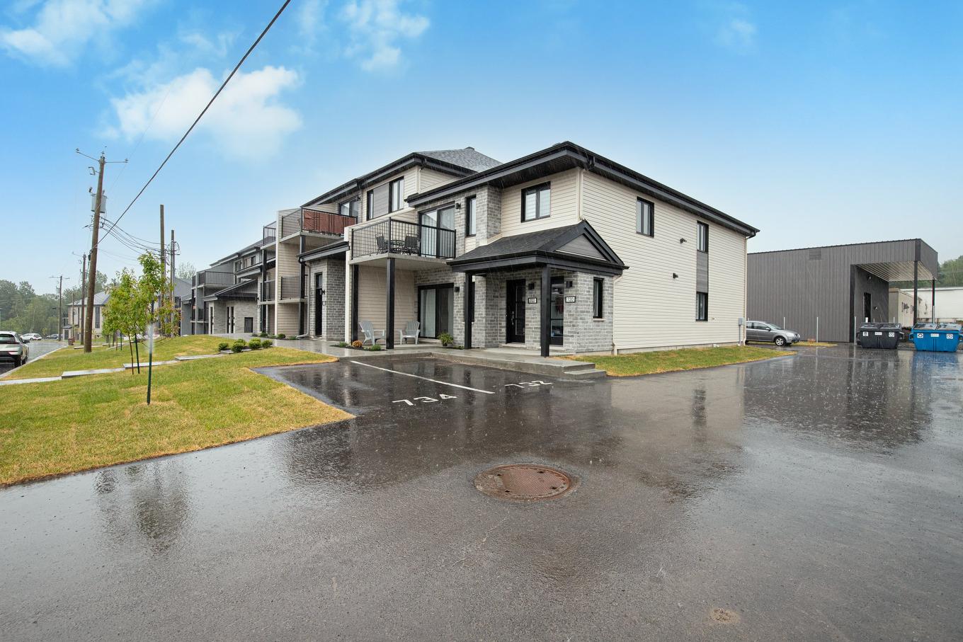 Stationnement - 734 Rue Magnone, Granby, QC - Outdoor