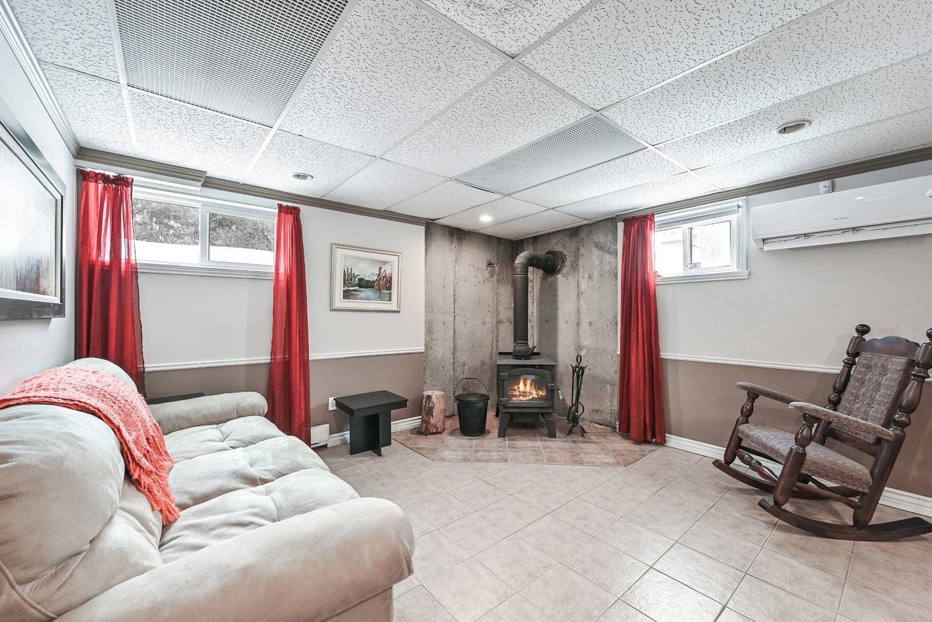 Salle familiale - 116 48E Rue E., Venise-En-Québec, QC - Indoor Photo Showing Basement