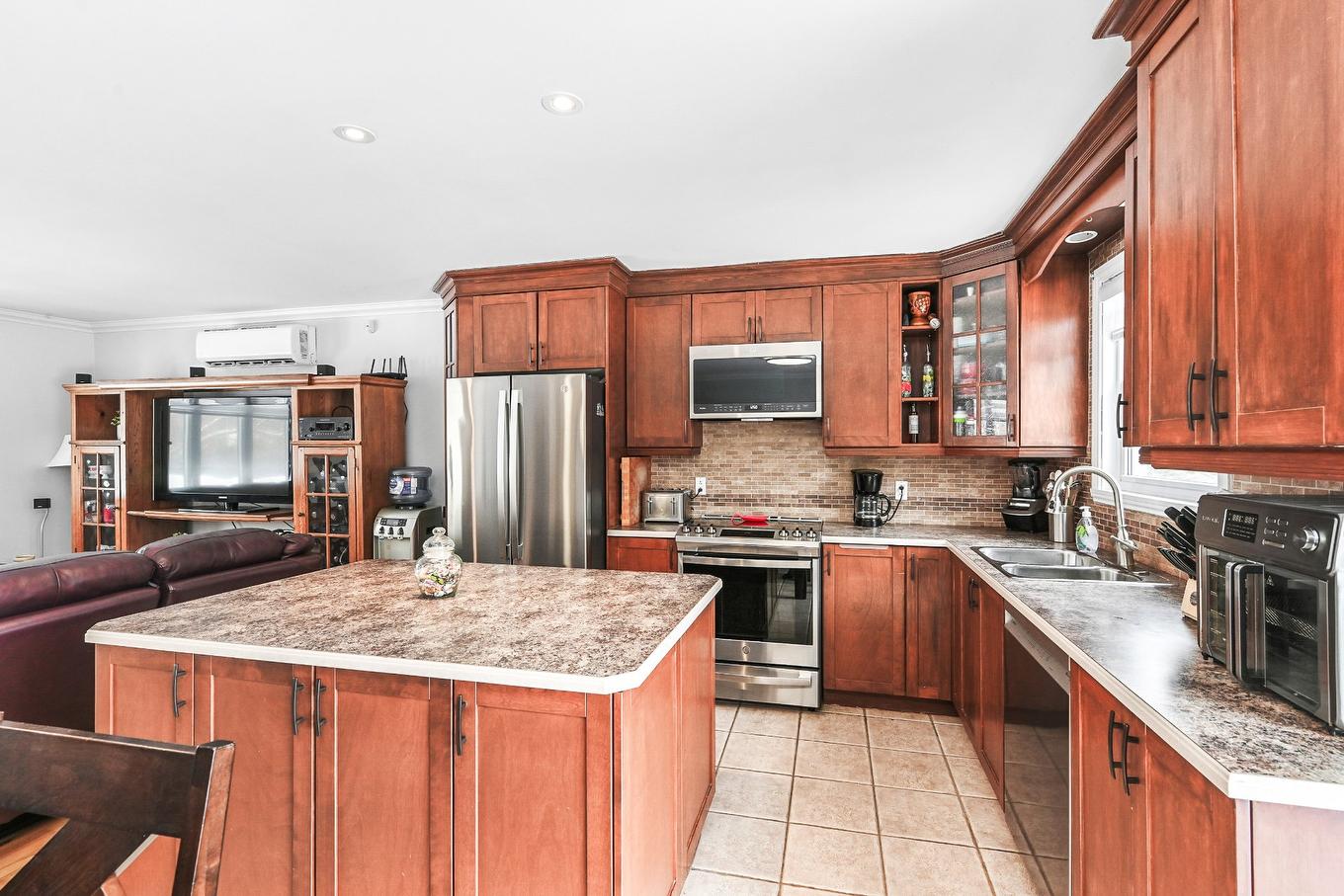 Cuisine - 116 48E Rue E., Venise-En-Québec, QC - Indoor Photo Showing Kitchen With Double Sink With Upgraded Kitchen
