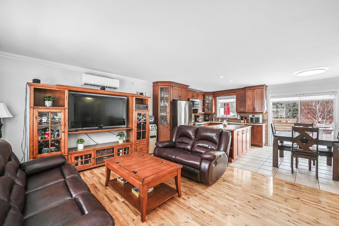 Salon - 116 48E Rue E., Venise-En-Québec, QC - Indoor Photo Showing Living Room