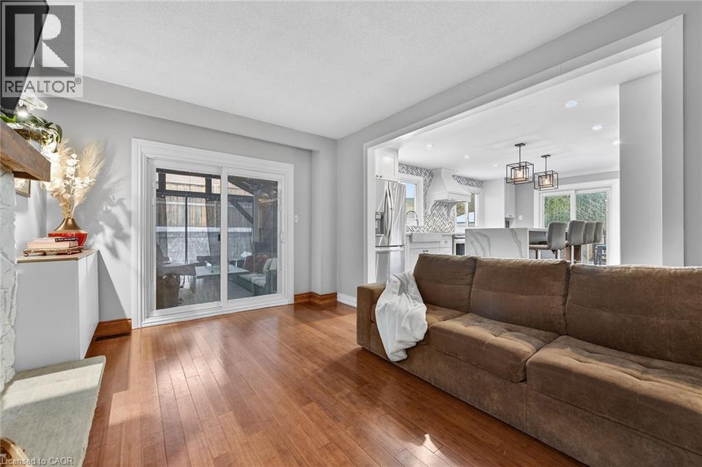 31 Maynard Street, Hamilton, ON - Indoor Photo Showing Living Room