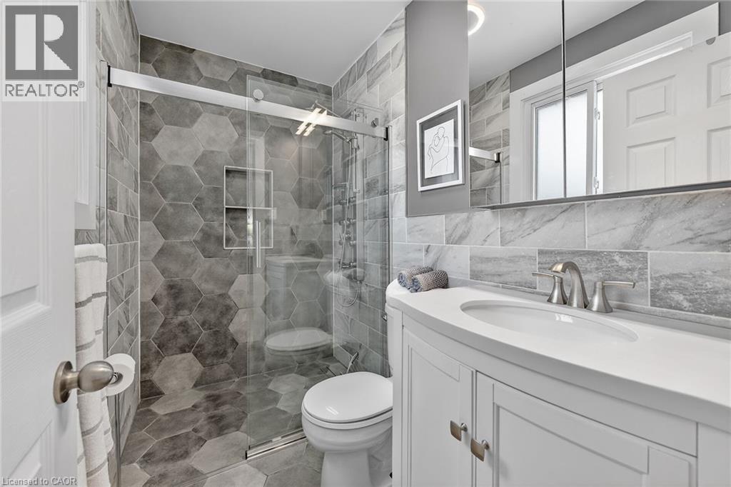 31 Maynard Street, Hamilton, ON - Indoor Photo Showing Bathroom