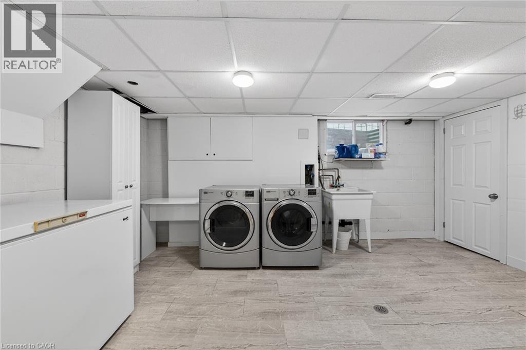 31 Maynard Street, Hamilton, ON - Indoor Photo Showing Laundry Room