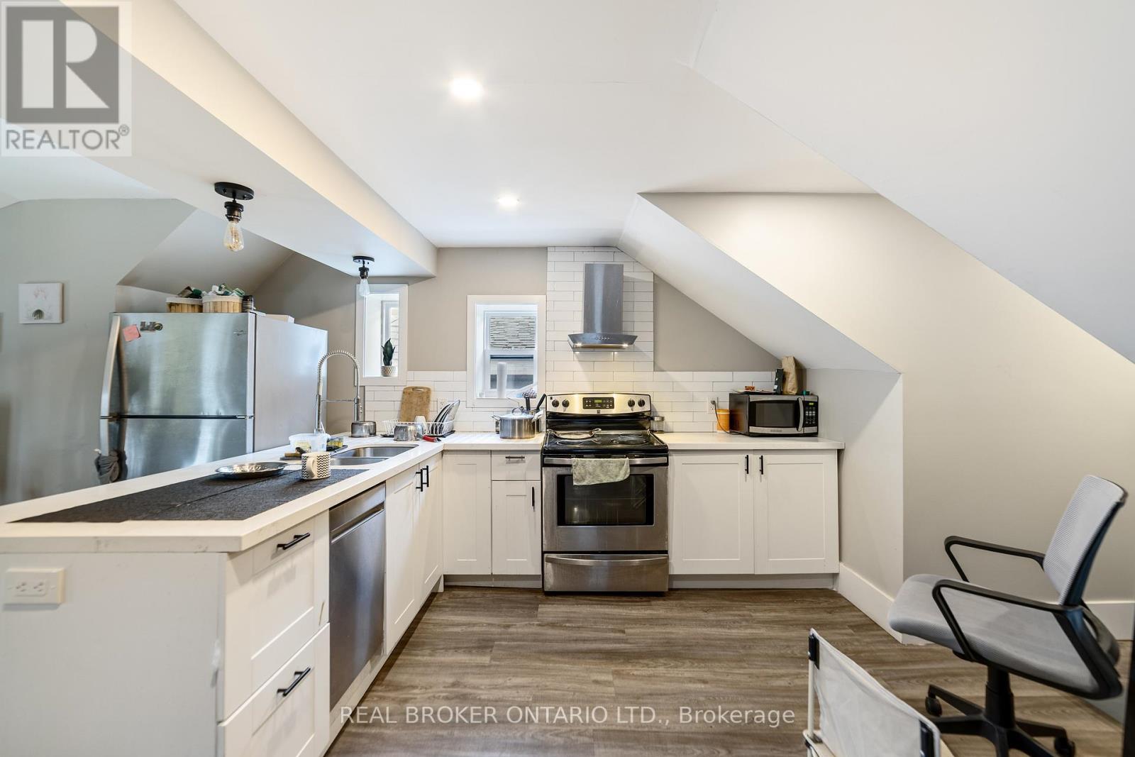 29 Gibson Avenue, Hamilton, ON - Indoor Photo Showing Kitchen With Upgraded Kitchen