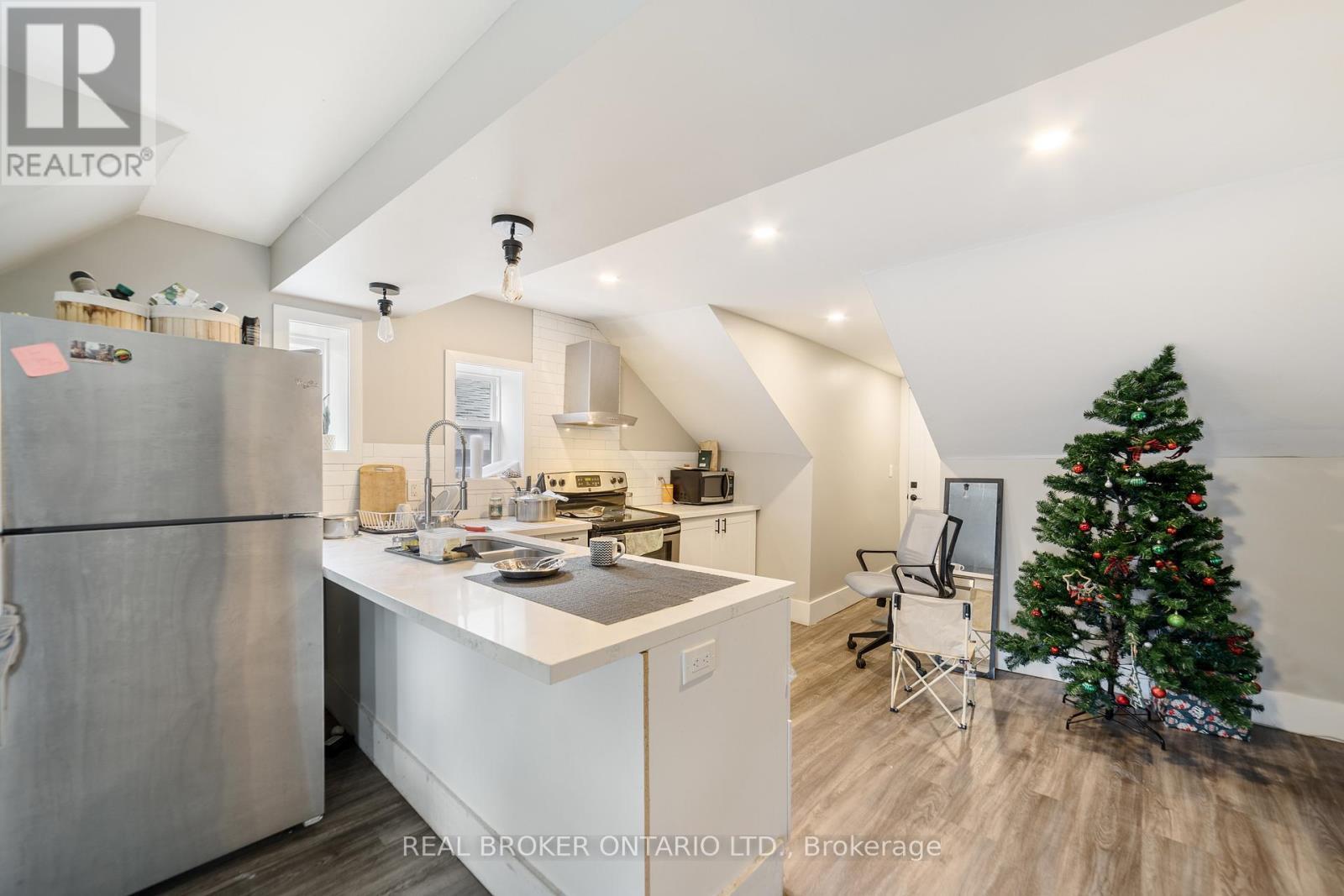29 Gibson Avenue, Hamilton, ON - Indoor Photo Showing Kitchen