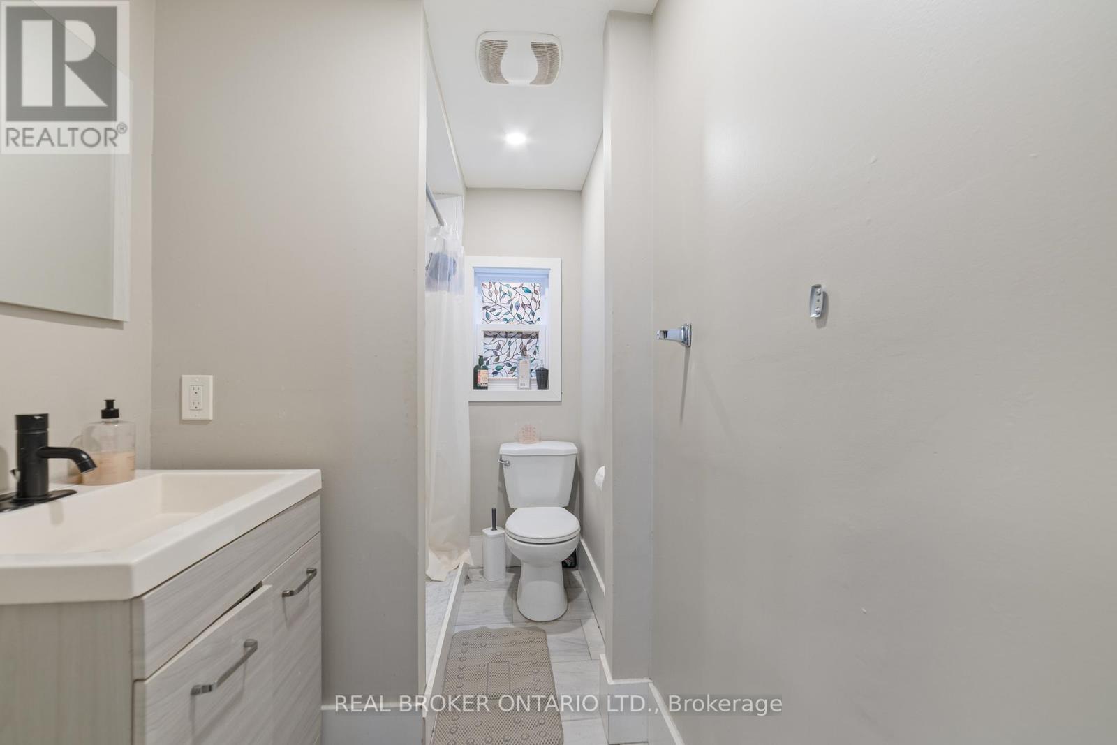 29 Gibson Avenue, Hamilton, ON - Indoor Photo Showing Bathroom