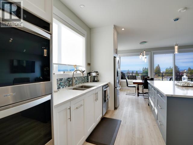 4351 Quebec Ave, Powell River, BC - Indoor Photo Showing Kitchen With Double Sink With Upgraded Kitchen