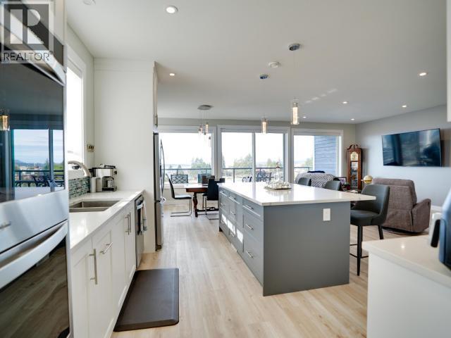 4351 Quebec Ave, Powell River, BC - Indoor Photo Showing Kitchen With Double Sink With Upgraded Kitchen