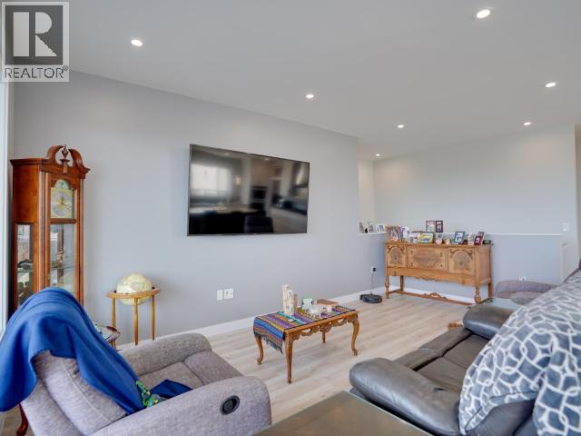 4351 Quebec Ave, Powell River, BC - Indoor Photo Showing Living Room