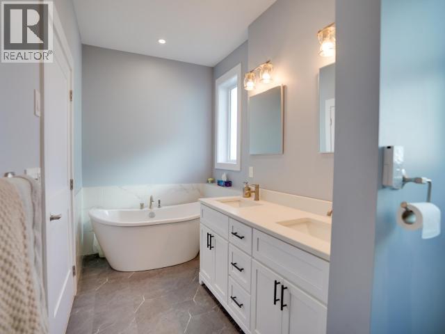 4351 Quebec Ave, Powell River, BC - Indoor Photo Showing Bathroom