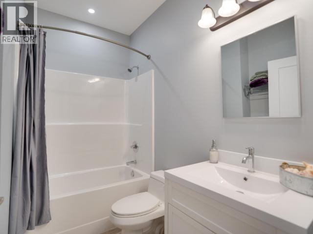 4351 Quebec Ave, Powell River, BC - Indoor Photo Showing Bathroom