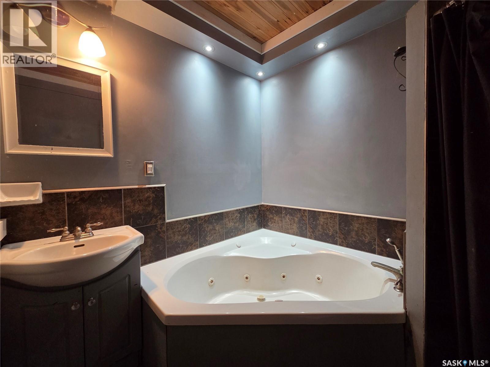 2011 Main Street, Edam, SK - Indoor Photo Showing Bathroom