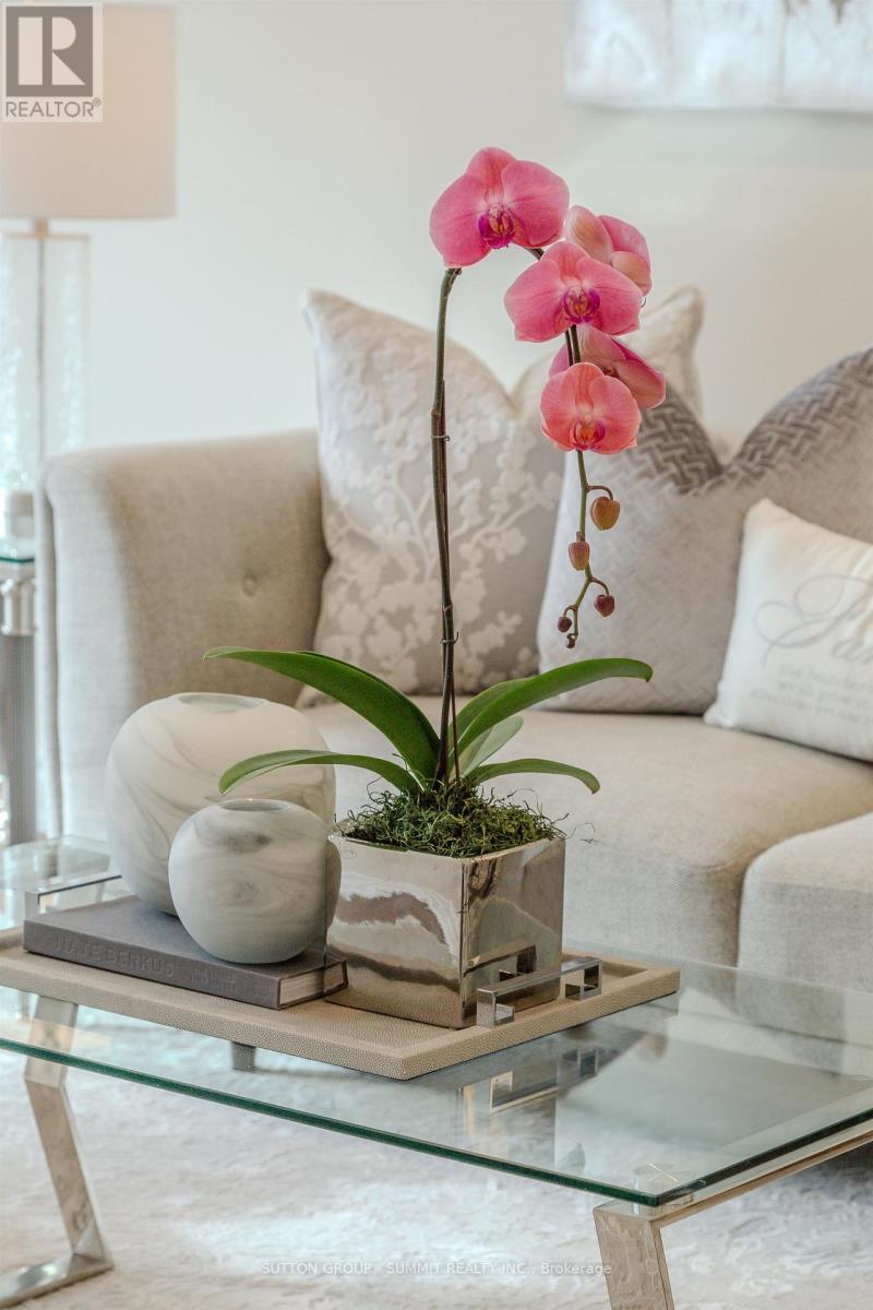 1104 Ambercroft Lane, Oakville, ON - Indoor Photo Showing Living Room