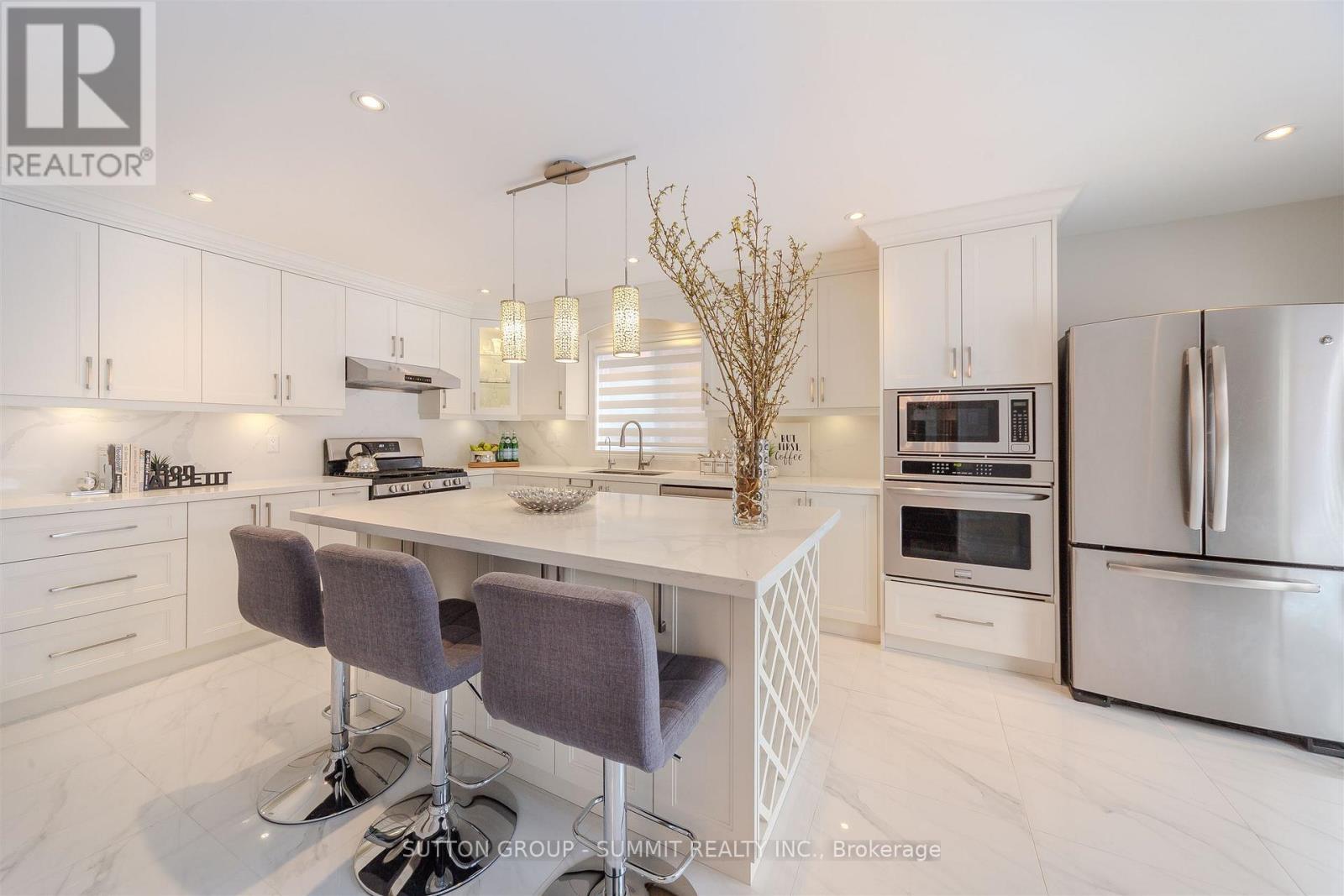 1104 Ambercroft Lane, Oakville, ON - Indoor Photo Showing Dining Room