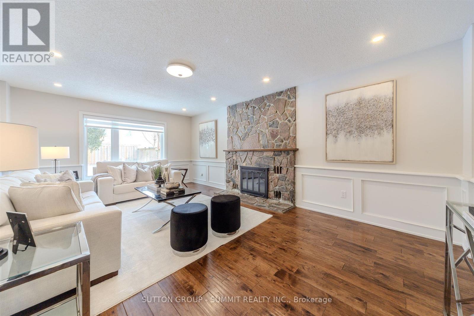 1104 Ambercroft Lane, Oakville, ON - Indoor Photo Showing Kitchen With Upgraded Kitchen