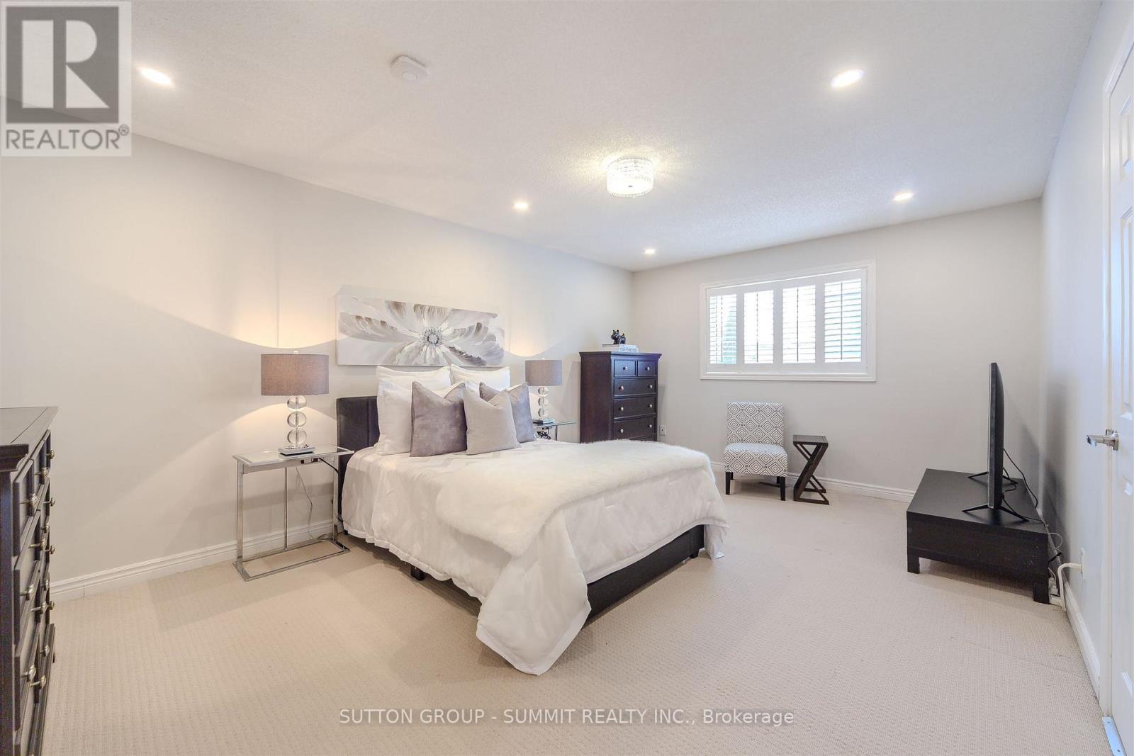 1104 Ambercroft Lane, Oakville, ON - Indoor With Storage