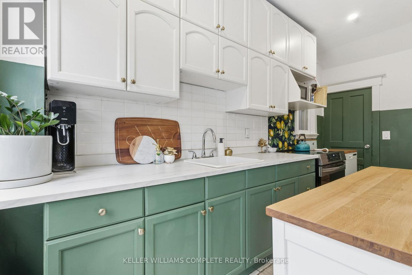 75 Dundurn Street N, Hamilton, ON - Indoor Photo Showing Kitchen