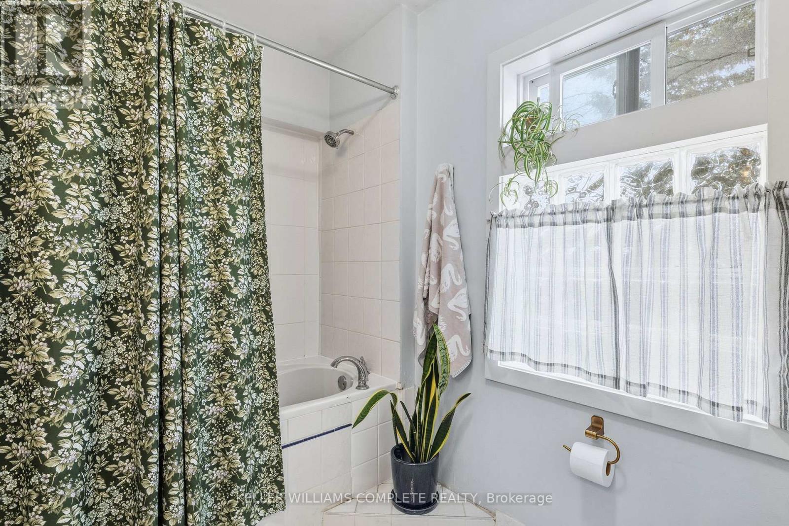 75 Dundurn Street N, Hamilton, ON - Indoor Photo Showing Bathroom