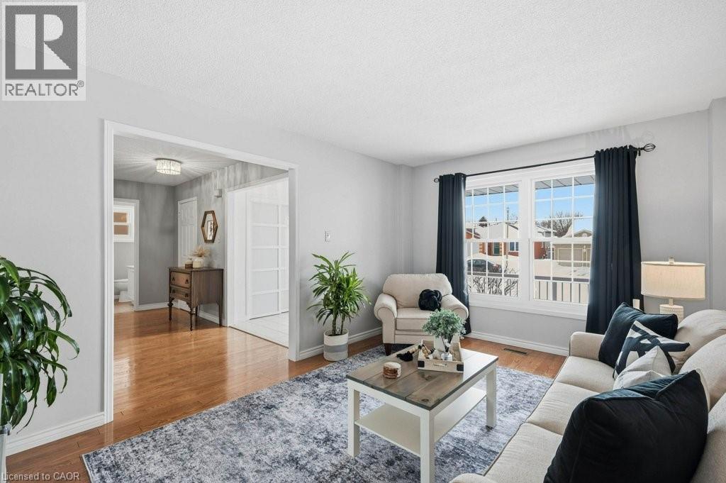 60 Mctague Drive, Cambridge, ON - Indoor Photo Showing Living Room