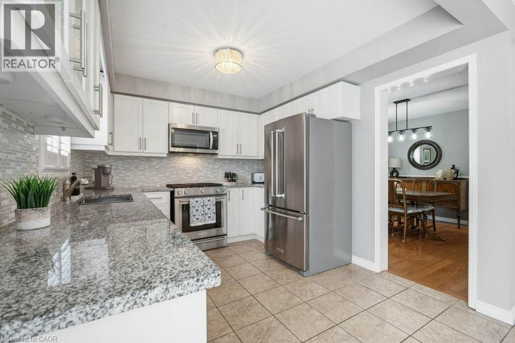 60 Mctague Drive, Cambridge, ON - Indoor Photo Showing Kitchen With Upgraded Kitchen
