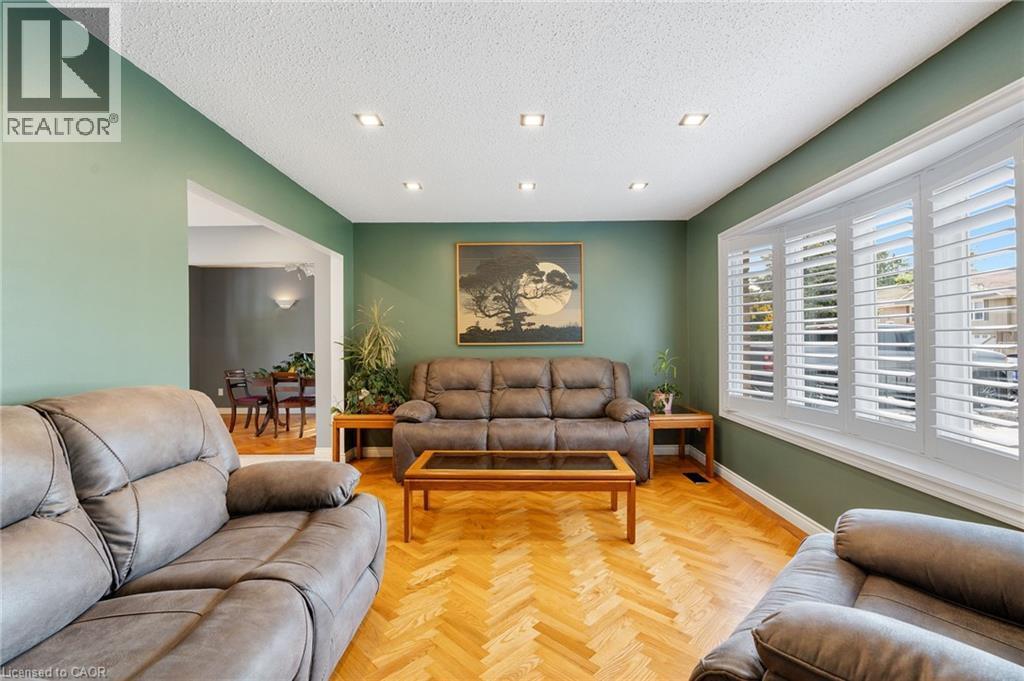 25 Burke Drive, Caledonia, ON - Indoor Photo Showing Living Room
