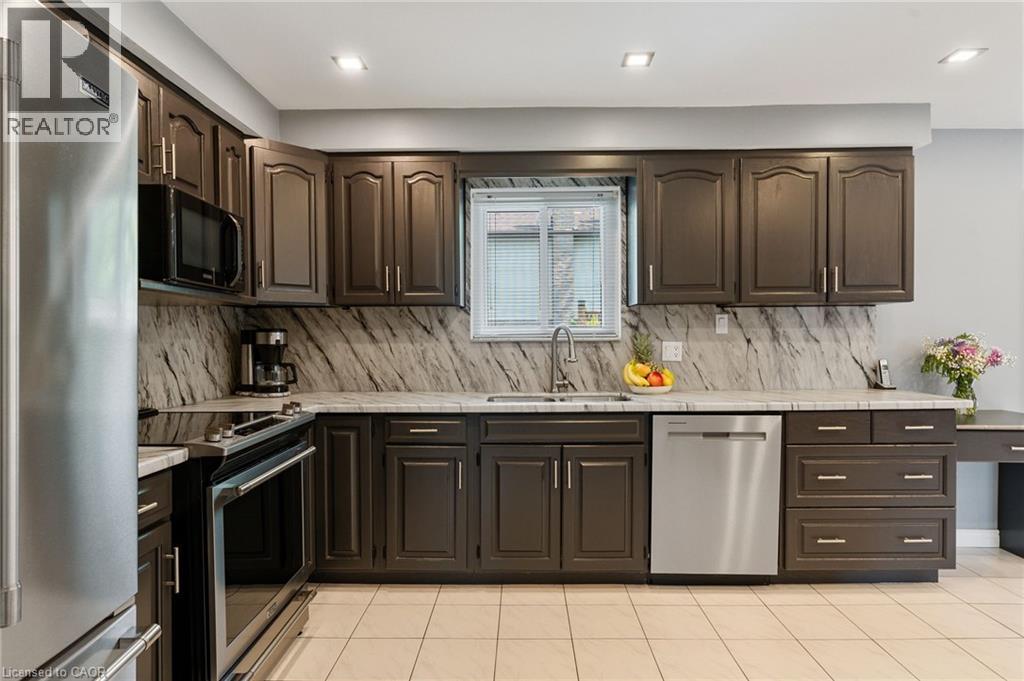 25 Burke Drive, Caledonia, ON - Indoor Photo Showing Kitchen