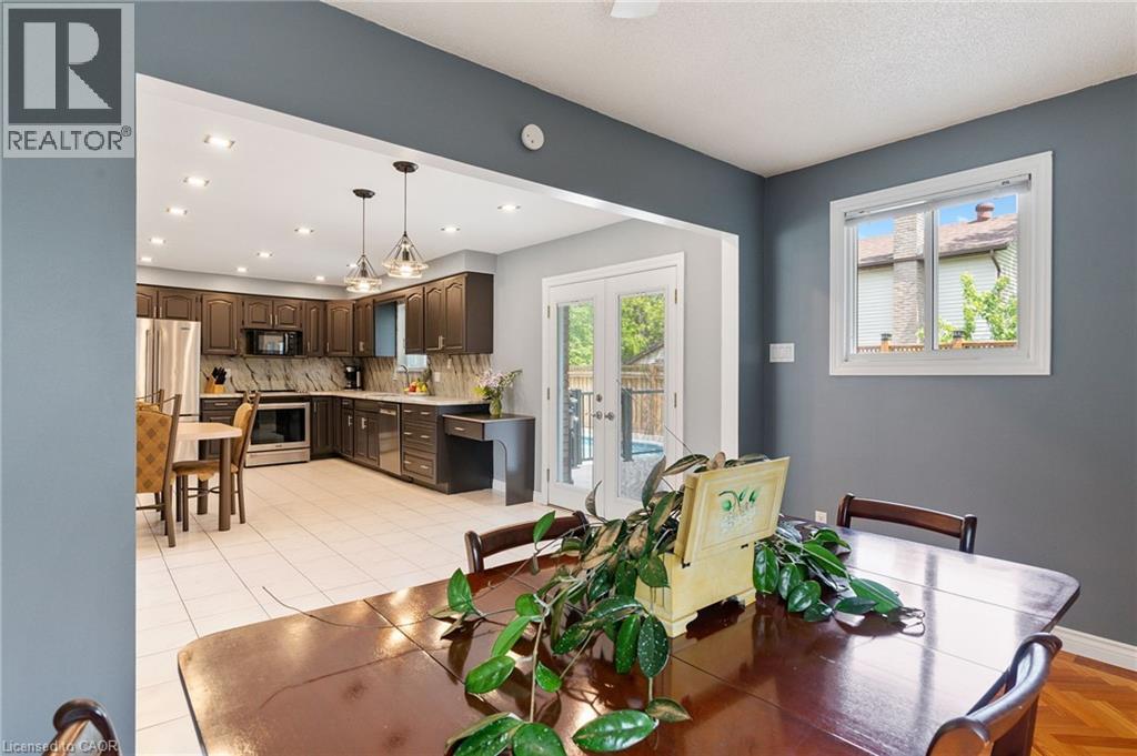 25 Burke Drive, Caledonia, ON - Indoor Photo Showing Dining Room