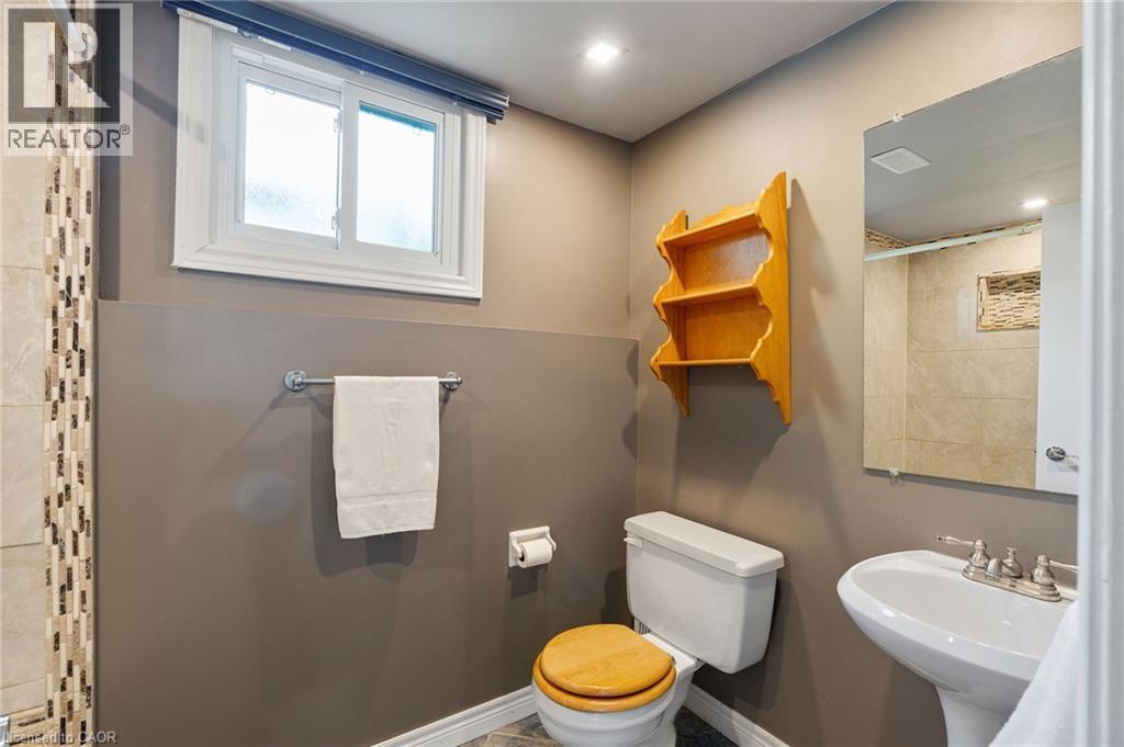 25 Burke Drive, Caledonia, ON - Indoor Photo Showing Bathroom
