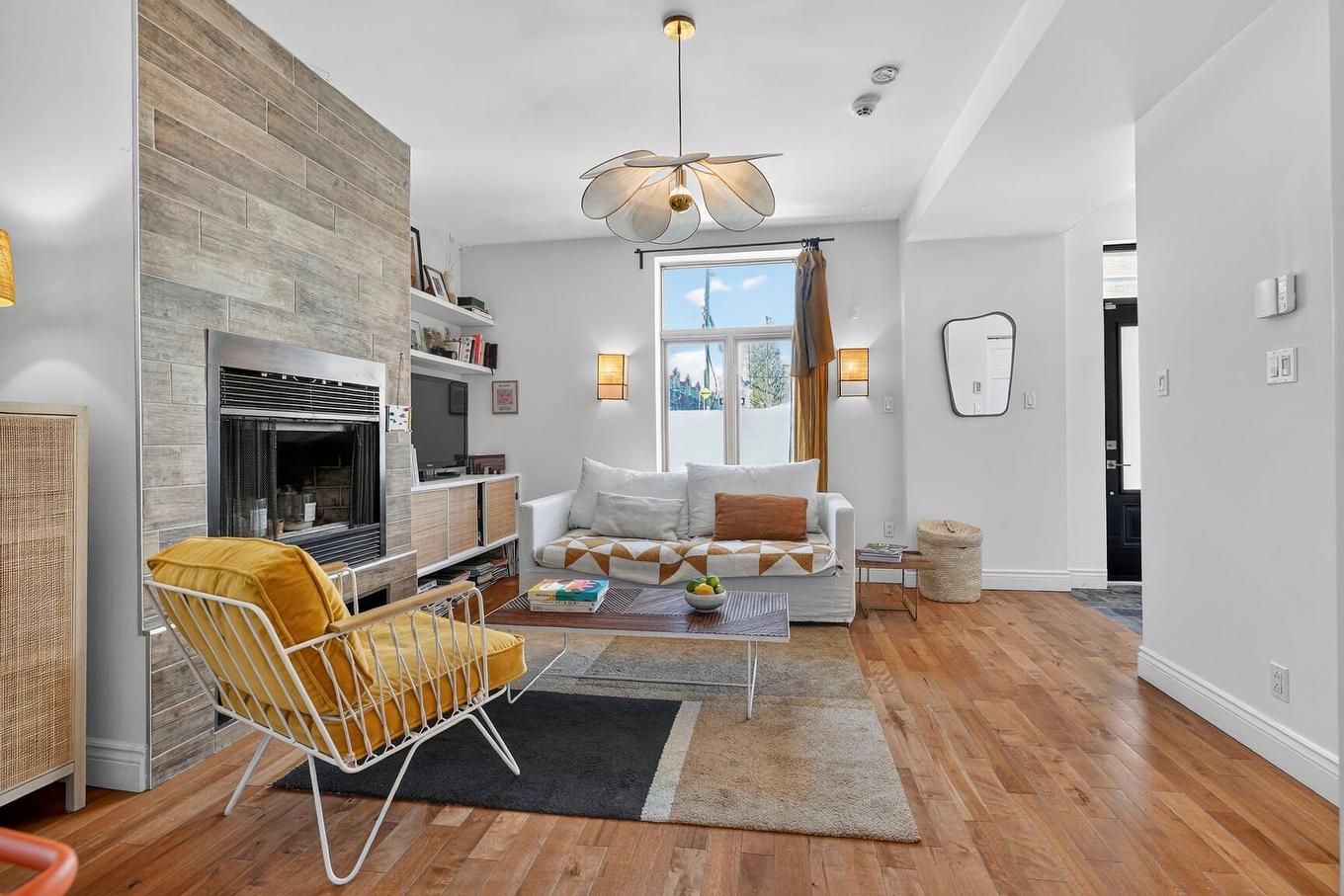 Living room - 370 Rue Boucher, Montréal (Le Plateau-Mont-Royal), QC - Indoor Photo Showing Living Room With Fireplace