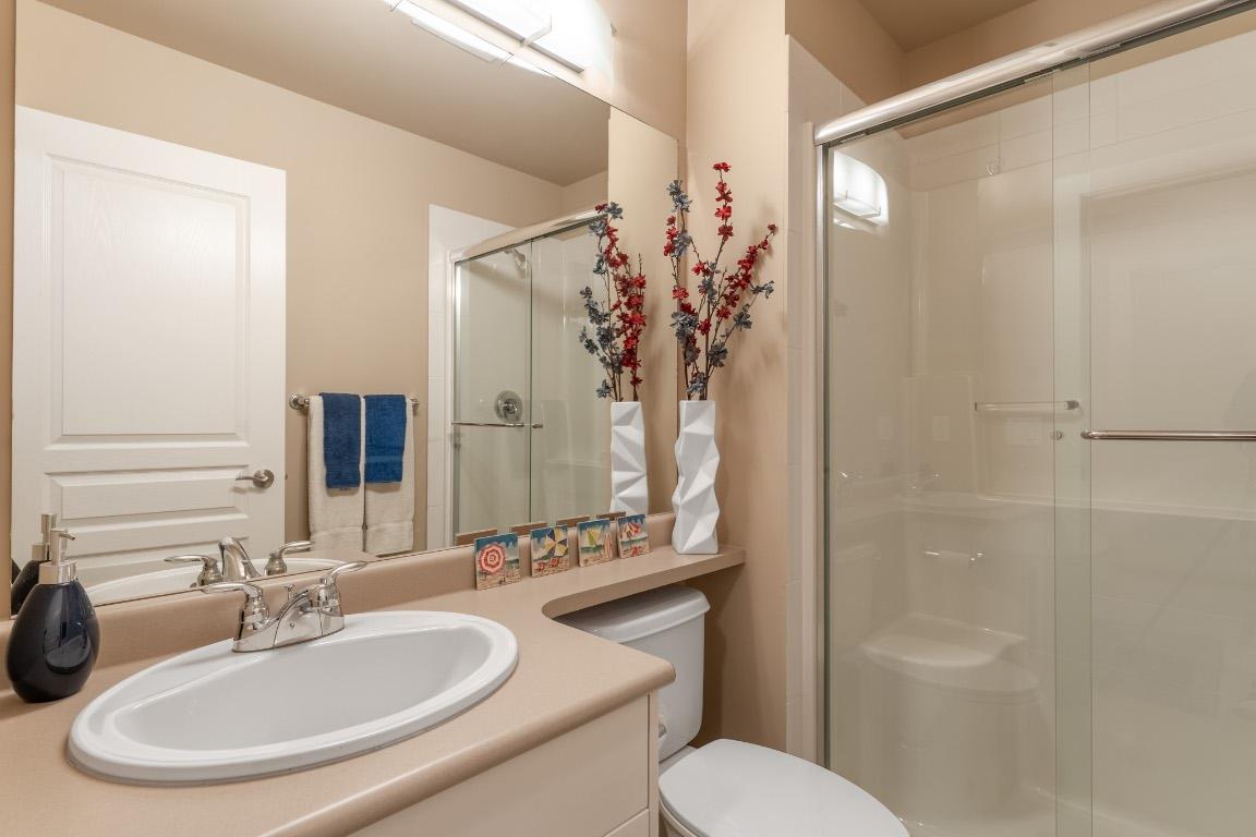 438-1099 Sunset Drive, Kelowna, BC - Indoor Photo Showing Bathroom