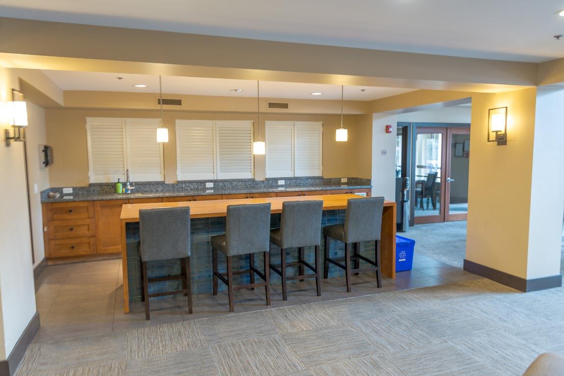 438-1099 Sunset Drive, Kelowna, BC - Indoor Photo Showing Dining Room
