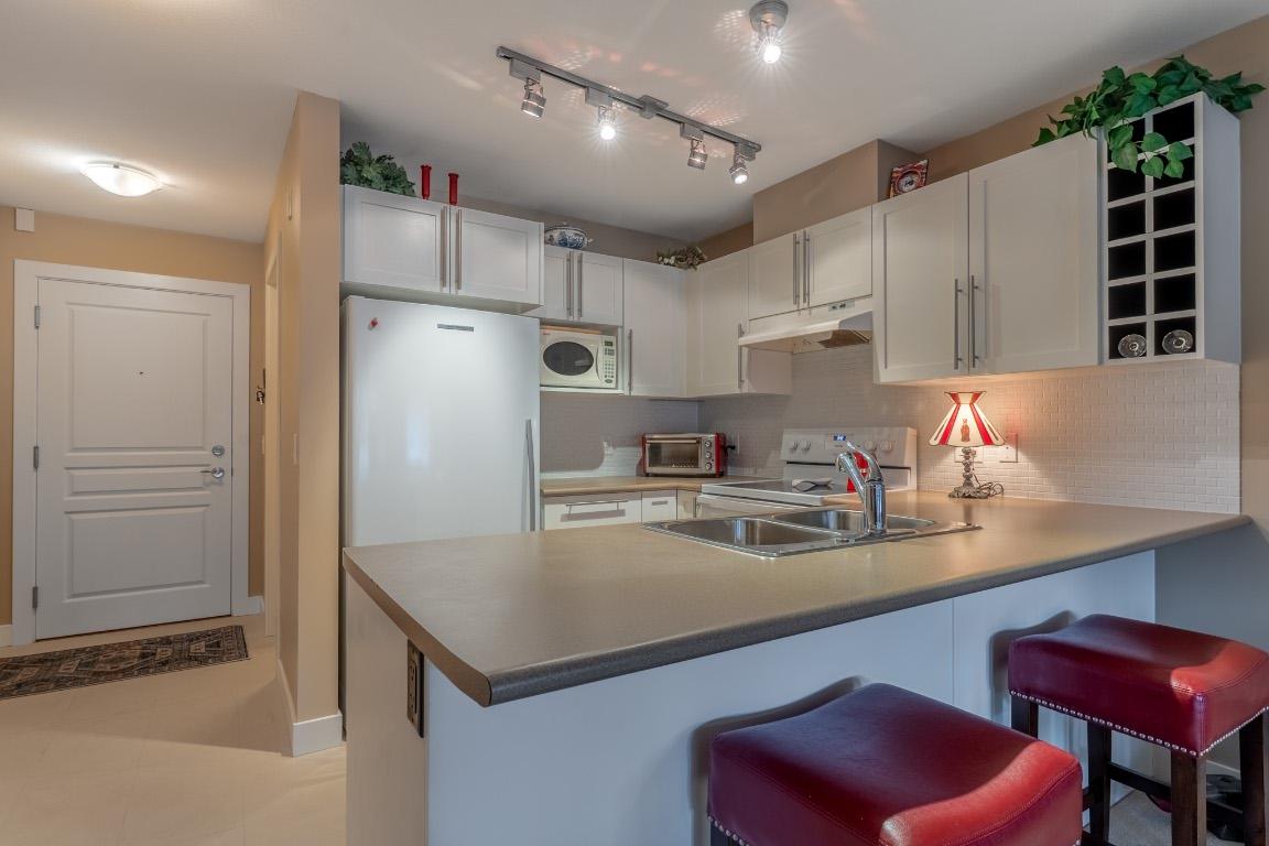 438-1099 Sunset Drive, Kelowna, BC - Indoor Photo Showing Kitchen With Double Sink