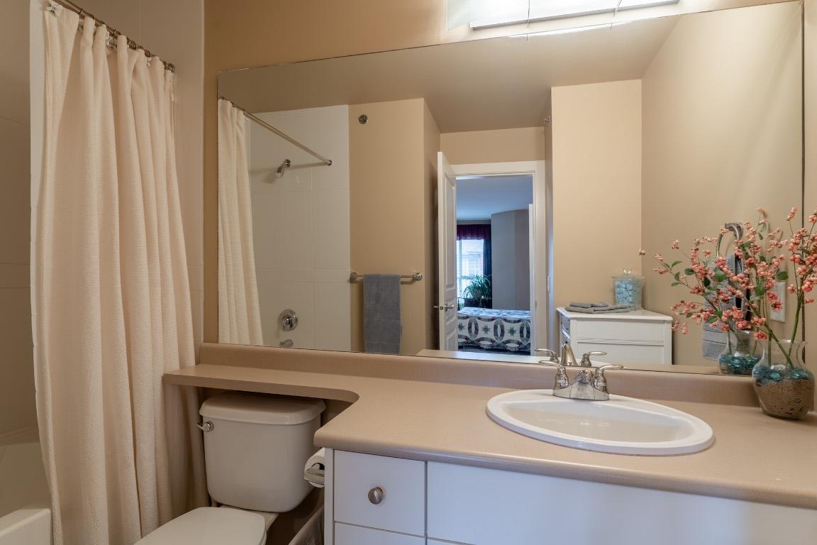 438-1099 Sunset Drive, Kelowna, BC - Indoor Photo Showing Bathroom